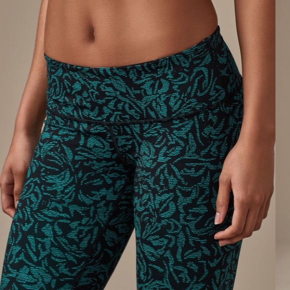 Lululemon Wunder Under 28” mid rise tight - Picture 3 of 6